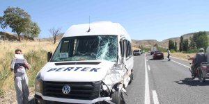 Elazığ'da kamyon ile minibüs çarpıştı: 2 yaralı