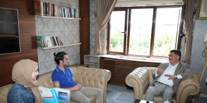 Milletvekili Çelebi, YKS'de başarılı olan öğrencilerle tablet hediye etti