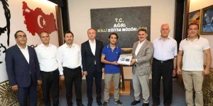 AK Parti Ağrı Milletvekili Çelebi, YKS sınavında başarılı olan Ağrılı öğrencilere tablet hediye etti