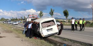 Erzurum'da kamyon ile minibüsün çarpışması sonucu 3 tarım işçisi yaralandı