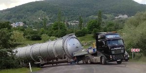 Posof'ta virajı dönemeyen tır trafiği felç etti