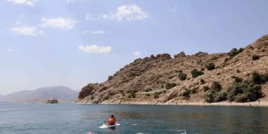 Yüzücüler Kuzu Adası'ndan Akdamar'a kulaç açtı