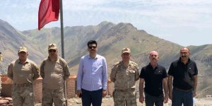 Kaymakam Kurt'tan üs bölgesindeki askere ziyaret