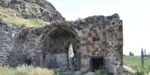 Kars'ta defineciler kiliseyi kazdı
