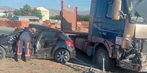 Malatya'da tırla çarpışan otomobilin sürücüsü yaralandı