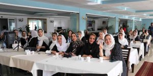 İranlı kadın kuaförleri önce eğitim aldı sonra tarihi yerleri gezdi