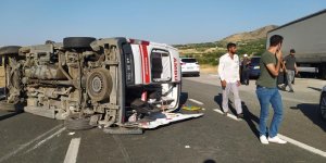 Elazığ'da otomobil ambulansa çarptı: 3 yaralı