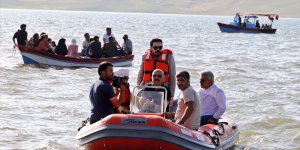 Ağrı Valisi Osman Varol Balık Gölü'nde su sporu yaptı