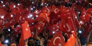 Erzurum'da vatandaşlar ellerinde Türk bayraklarıyla 15 Temmuz şehitlerini andı