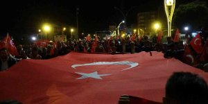 Yüksekova'da binlerce kişi dev Türk bayrağıyla '15 Temmuz Demokrasi ve Milli Birlik Günü' yürüyüşüne katıldı