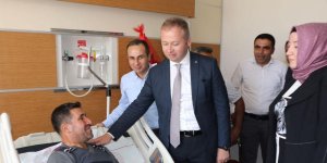 Kaymakam Muhammed İkbal Yelek, operasyonda yaralanan güvenlik korucusunu ziyaret etti