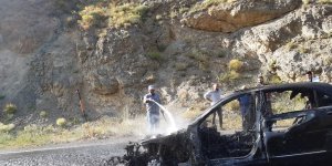 Ağrı'da seyir halindeyken yanan otomobil küle döndü
