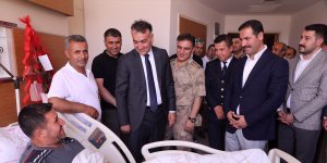 Bitlis Valisi Çağatay, operasyonda yaralanan güvenlik korucusunu ziyaret etti