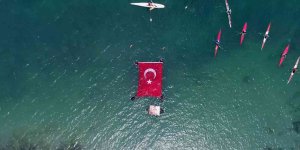 Van Gölü'nde dev Türk bayrağı dalgalandı