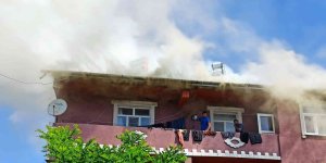 Köydeki evin çatısından çıkan yangın korkuttu