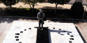 El Cezeri heykelli güneş saati üniversite kampüsünde zamanı gösteriyor