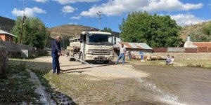 Karlıova'da cadde ve sokaklar temizleniyor