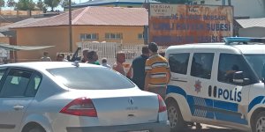 Kasaplar bıçakla üzerine yürüdükleri gazetecileri darp etti