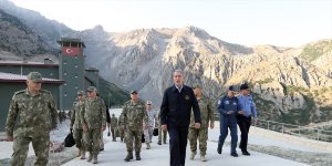 Bakan Akar beraberindeki TSK komuta kademesi ile Dağlıca'da