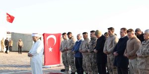 Bakan Soylu, bayram namazını üs bölgesindeki askerlerle kıldı