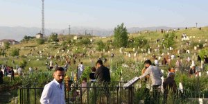 Yüksekova'da bayram namazı sonrası mezar ziyareti