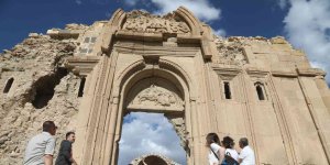 Bin 700 yıllık kiliseye ziyaretçi akını