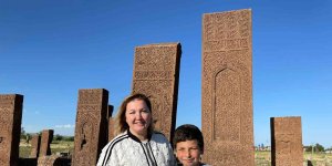Kendi imkanlarıyla çıkardığı etkinlik kitabını köy köy dolaşıp çocuklara hediye ediyor