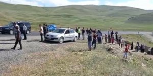 Erzurum'da kaza sonrası köylüler yolu trafiğe kapattı
