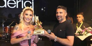 Festivalin kapanışında İrem Derici muhteşem bir konser verdi