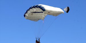 Adrenalin tutkunu Avusturalyalı sporcu Türk bayrağıyla atlayış yaptı