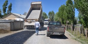 Muş'ta köy yolları sıcak asfaltla yenileniyor