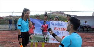 Ağrı'da futbol hakemi, beraber görev aldıkları maçta kız arkadaşına evlilik teklifi yaptı