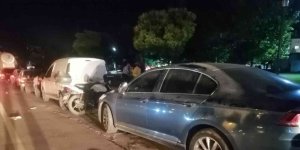 Motosiklet park halindeki otomobile çarptı: 1 yaralı