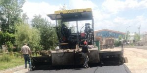 Ağrı Belediyesi asfalt serim çalışmalarını aralıksız sürdürüyor