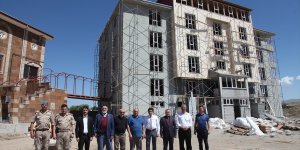 Ahlat Kaymakamı Dağ, cami inşaatında incelemelerde bulundu