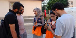 Van depremini yaşayan afetzede kadın gönüllü olarak afetlere karşı vatandaşı bilgilendiriyor