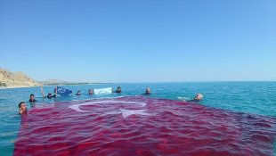Dalgıçlar Van Gölü'nde Türk bayrağı açtı