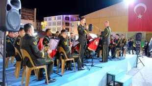 Askeri bandodan 100'üncü yıl dönümünde Zafer Bayramı konseri