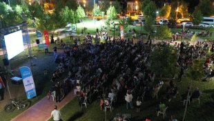 Beylerderesi şehir parkında sinema keyfi