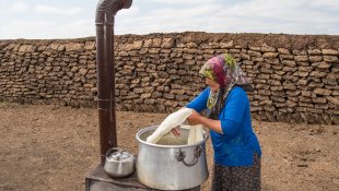 Kars'ta kahvaltıların vazgeçilmezi çeçil peynirinin yapımı için kazanlar yakıldı
