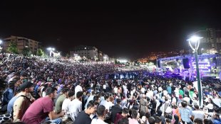 Muş'ta "3. Geleneksel Sünnet Şöleni"nde Manuş Baba konser verdi