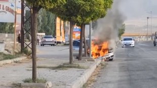 Van'da seyir halindeki otomobil alev alev yandı