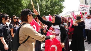Evlatları dağa kaçırılan anneler kendilerine zafer işareti yapan HDP'lilere öfke kustu