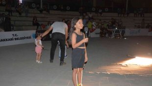 Miniklerden inanılmaz sahne performansı