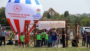 Malazgirt Zaferi etkinliklerine katılan çocuklar "Köyvivor" parkurunda eğlendi