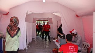 Sağlık ekipleri, Malazgirt Zaferi etkinlik alanında sahra çadırları ve mobil ekiplerle hizmet veriyor