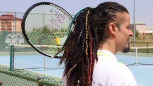 Mardinli doktor kendine özgü saç stiliyle kortlarda raket sallıyor