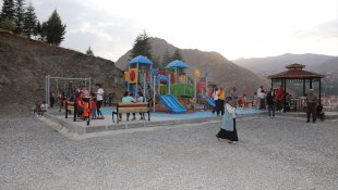 Hakkari Valisi Akbıyık oyun parkının açılışını yaptı