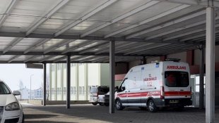 Devrilen ot yüklü traktör römorkunun altında kaldı, hayatını kaybetti