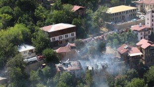 Turistik ilçe Kemaliye'de 5 kültürel varlık statüsündeki tarihi evin yandığı yangın söndürüldü
